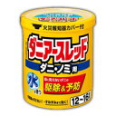 商品名 ダニアースレッド 内容量 20g 効能効果 屋内塵性ダニ類の増殖抑制及び駆除、イエダニ、ノミ、ハエ成虫、蚊成虫の駆除 商品特徴 有効成分アミドフルメト・フェノトリン・メトキサジアゾンのトリプル処方で、あらゆる室内に生息するダニに効きます。また、カーペットの奥や、畳の合わせ目など、今まで届きにくかったところまで薬剤が浸透して、ダニ・ノミを駆除します。ダニのフンや死骸もアレルゲンのひとつです。処理後は掃除機でのお掃除をオススメします。 煙が多いからといって殺虫効果が高いわけではありません。無駄な煙を減らし、煙の中の有効成分比率を高め、必要最小限で効果を発揮する商品を開発。また、当社開発の水を使うシステムは、火を使わないので安心です。それに、セット後、蒸散開始までに約1分間の余裕があるので、セットしてゆっくり外に出ても薬剤を吸い込む心配がありません。 ニオイや降下灰の原因である燃焼剤を使用していないので、お部屋を汚さずニオイも残りません。 有効成分 フェノトリン（ピレスロイド系）10.9％、メトキサジアゾン（オキサジアゾール系）1.7％、アミドフルメト（トリフルオロメタンスルホンアミド系）4.2％ ダニ・ノミ退治のアドバイス 「ヒョウヒダニ（チリダニ）類」「ケナガコナダニ」「ツメダニ類」等の屋内塵性ダニ類は、居間や寝室の畳、カーペット、ふとんなどの表面や内部について、アレルギーの原因になっていると言われています。 また、イエダニは、天井裏にあるネズミの巣や通路にいます。 ノミは、ペットにより室内に持ち込まれ、畳のすき間や物陰などにいます。これらのイエダニやノミは吸血行動をとります。 お使いの際は、各部屋に1個配置し、全部屋一斉の駆除をおススメします。また、ふとんの天日干しや部屋の掃除を併せて行うとより効果的です。（なお、畳内部のダニ退治にはダニアースをおすすめします） ・・・お使いの際は、各部屋に1個配置し、全部屋一斉の駆除をおすすめします。・・・ 【各部屋同時使用の方法】 水を入れたプラスチック容器をまず先に各部屋にセットし、その後奥の部屋から順に薬剤缶を水につけていきます。 （薬剤缶を水につけ、約1分後の蒸散開始ですから、薬剤を吸入する心配がなく安心です。） 使用量 害虫の駆除には次の使用量をお守りください。　 屋内塵性ダニ類の増殖抑制及び駆除・イエダニ・ノミの駆除:12〜16畳（20〜26m2）あたりに1缶 ハエ成虫、蚊成虫の駆除:24〜48畳（40〜80m2）あたりに1缶 あらかじめ準備していただくこと 部屋を閉めきり、戸棚、引出し、押し入れなど害虫のかくれ場所になるところを開放してください。 小鳥などのペット類、観賞植物は換気するまで部屋の外に出してください。また、観賞魚や観賞エビはエアーポンプを止めて完全密閉（水槽に覆いをして、ガムテープなどで密閉する）にして使用するか、換気するまで部屋の外に出してください。 パソコン、ワープロ、テレビ（液晶・プラズマ）、ゲーム機器、オーディオ、ビデオ製品などの精密機器にはカバーをかけ、テープ、ディスクなどは箱に収納してください。 飲食物、食器、子供のおもちゃ、飼料、衣類、美術品、仏壇仏具などは直接薬剤がかからないように、ポリ袋に入れるか、新聞紙で覆うなどしてください。 ※ ご注意 ※ ・大型コンピューターのある部屋では使用しないでください。 ・移動できない水槽のある部屋では、エアーポンプを止めて水槽を密閉し使用してください。 煙感知型の火災報知器及び微粒子感知型のガス警報器は添付の専用カバーまたはポリ袋などで覆いをし、直接薬剤がかからないようにしてください。 （温度感知型の火災報知器の場合はそのままでご使用ください。） 加熱蒸散の方法 1．水をプラスチック容器の黒破線まで入れてください。 ※水の入れすぎは蒸散不良の原因になります。黒破線の量を必ず守ってお使いください。 2．プラスチック容器の中のアルミ袋を開け、缶をそのまま取り出してください。 （缶の天面の赤いシールは、はがさないでください。） ※薬剤缶が入ったアルミ袋は使用直前に開封してください。 （開封した状態で長時間放置すると、空気中の水分で少しずつ反応が進み、蒸散不良の原因となります。） 3．水を入れたプラスチック容器を部屋の中央に置き、缶の赤いシール面を上にして入れ、リング状のフタをしてください。 水につけてから約1分で蒸散がはじまり、最初の約1分間は勢いよく白煙が上がります。 その後、薄い白煙が10分程出て蒸散が終了します。 ※マッチなどの火気は使用しないこと ※逆さまに入れないよう注意してください 逆さまに水につけると蒸散しません。 一度水につけてしまうと、正しい向きで再度セットしても蒸散しないため、向きには十分注意ください。 セット後は缶が熱くなりますので触れないでください。 缶は約30分で冷めます。 4．缶をセットしたら、部屋の外に出て戸を閉めきってください。 蒸散開始後、部屋に広がった白煙（蒸散成分）がすみずみまで広がり殺虫効果を発揮するので、約2時間またはそれ以上部屋を閉めきってください。 ハエ・蚊には約30分またはそれ以上で効果がありますが、2時間以上経過してから入室してください。 ご使用のあとは 2時間以上経過してから入室してください。 蒸散した薬剤を吸い込まないように注意して、ドアや窓を開けてじゅうぶんに換気してください。 1） 使用後は部屋をじゅうぶんに換気してください。 2） ゴキブリやダニなどの虫の死骸を除去するという意味でも、畳やじゅうたん、床などは掃除機がけをしてください。 3） 食器などに直接薬剤がかかった場合は、水洗いをしてからご使用ください。 4） 衣類やふとんに薬剤がかかった場合は、ブラッシングするか天日干しを行ってください。 5） 警報器・報知器類は、処理後は必ず元の状態に戻してください。 6） 使用後の缶は不燃物として捨ててください。 * まれに熱によってリング状のフタが少し溶けることがありますが、安全性、有効性等の品質に影響ありません。 * 薬剤が蒸散すると、缶の内部に薬剤の残りとして黒く溶解したような固形物が残ります。 使用上の注意 【してはいけないこと】（守らないと副作用・事故が起こりやすくなります） ● 人体に使用しないでください。 ● 薬剤を吸い込まないように注意してください。特にアレルギー症状やかぶれなどを起こしやすい体質の人、病人、妊婦、子供は薬剤を吸い込んだり、触れたりしないでください。 ● 退出後、必ず2時間経過してから入室してください。換気のために入室するとき、薬剤を吸い込むと気分が悪くなったり、のど痛等を生じることがありますので、薬剤を吸い込まないようにしてください。 ● 使用する部屋や家屋から薬剤が漏れないように注意してください。漏れた薬剤を吸入すると上記のような症状になることがあります。 ● 缶をセットしたら、すみやかに部屋の外に出て、戸を閉めてください。 ● 缶は水に浸すとすぐに熱くなるので、直接手を触れないでください。ヤケドをする恐れがあります。 ● 使用後は、部屋を十分に換気してから入室してください。 【相談すること】 ● 万一身体に異常が起きた場合は、直ちに本品がピレスロイド系殺虫剤、オキサジアゾール系殺虫剤及びトリフルオロメタンスルホンアミド系殺虫剤の混合剤であることを医師に告げて、診療を受けてください。 【その他の注意】 ● 定められた使用方法・使用量を守ってください。 ● 皮膚、目など人体にかからないようにしてください。薬剤が皮膚についた場合は、石けんと水でよく洗ってください。また、目に入った場合は、直ちに水でよく洗い流してください。 ● 火災報知器（煙を感知するタイプ）及びガス警報器（微粒子感知タイプ）が作動することがあります。火災報知器やガス警報器の直下では使用せず、一時的に添付の専用カバーまたはポリ袋などで覆いをして使用してください。その際、火気の管理には十分注意し、処理後は必ず覆いを取り除いてください。 ● 飲食物、食器、子供のおもちゃ、飼料、美術品、仏壇仏具などに薬剤がかからないようにしてください。 ● 小鳥などのペット類、観賞植物は換気するまで部屋の外に出してください。また、観賞魚はエアーポンプを止めて完全密閉（水槽に覆いをして、ガムテープなどで密閉する）にして使用するか、換気するまで部屋の外に出してください。 ● はがね製品、銅やシンチュウ製のものは変色することがあるので、覆いをするか部屋の外に出してください。 ● 故障の原因となるので、パソコン、ワープロ、テレビ（液晶・プラズマ）、ゲーム機器、オーディオ・ビデオ製品などの精密機器にはカバーをかけ、テープ、ディスクなどは箱に収納してください。（大型コンピューターのある部屋では使用しないでください。） ● はく製、毛皮、和服（金糸、銀糸の入ったもの）、衣類などは、変色したりシミになることがあるので、ポリ袋に入れるか覆いをするなどして、直接薬剤がかからないようにしてください。 ● 本品は、ふとんなど寝具の害虫駆除には使用しないでください。 ● 使用後は、小さな虫の死骸などを取り除くため、軽く掃除機掛けなどを行ってください。 【保管及び取扱上の注意】 ● 湿気を避け、子供の手の届かない涼しいところに保管してください。 ● 使用後の缶は不燃物として廃棄してください。その際、缶に水をかけないでください。使用時に水を入れ忘れたり、水が不足していた場合は発熱が不十分となり、後から水をかけると蒸散する恐れがあります。 注意—人体に使用しないこと 広告文責 お客様相談センター 0776-34-6645 お電話でのお問い合わせの受付時間は、 月〜金（祝日除く）10時〜19時になります メーカー（製造） アース製薬株式会社 区分 日本製・総合害虫駆除用くん煙剤・第2類薬品　