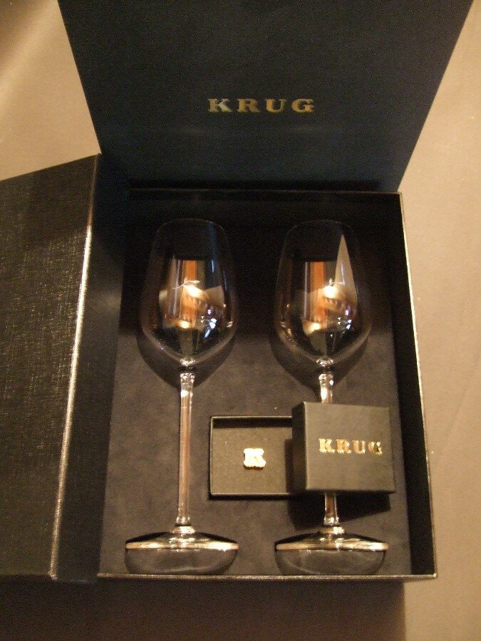 クリュッグ・ギフトセット（ロゴ入りグラス2脚＋ピンバッジ）　KRUG Gift Set