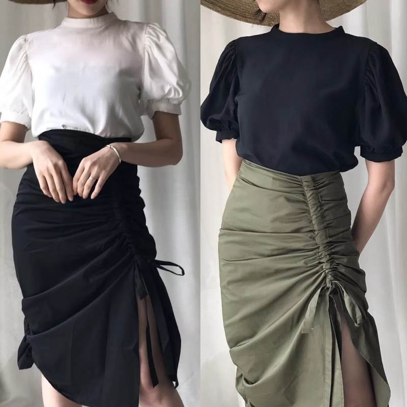 【P2倍&クーポン有】パフスリーブ スタンドカラー 白トップス トップス レディース ブラウス プルオーバー 個性的 春 夏 ミディアム丈 裾イン 半袖 ハイネック スリム 細身 ストレート Iライン 落ち感 すっきり 透け感 立体的 ツヤ感 ブラック 黒 ホワイト 白