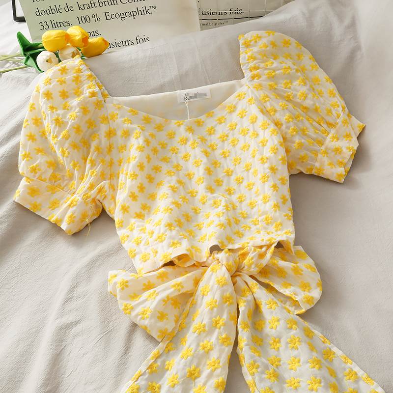 【P2倍&クーポン有】花柄 リボン パフスリーブ スクエアネック トップス レディース シャツ ブラウス 個性的 春 夏 ショート丈 短丈トップス 半袖 二の腕カバー デコルテきれい 鎖骨きれい スリム 細身 スマート すっきり 肌みせ バック 後ろ 立体的 総柄 フラワー