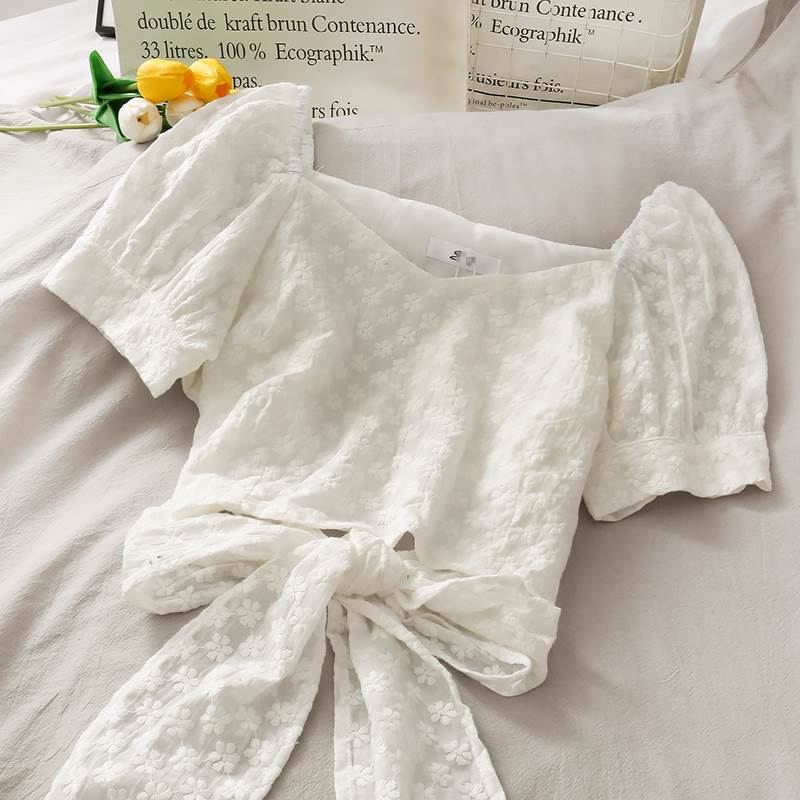 【P2倍&クーポン有】花柄 リボン パフスリーブ スクエアネック トップス レディース シャツ ブラウス 個性的 春 夏 ショート丈 短丈トップス 半袖 二の腕カバー デコルテきれい 鎖骨きれい スリム 細身 スマート すっきり 肌みせ バック 後ろ 立体的 総柄 フラワー