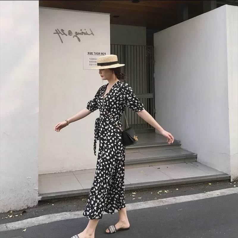 【P2倍&クーポン有】シフォン Vネック ワンピース レディース シャツワンピース 個性的 春 夏 ロング丈 アンクル丈 お尻カバー 半袖 五分袖 二の腕カバー パフスリーブ カシュクール 襟なし フレア スリム Aライン ハイウエスト リボン ベルト カラバリあり ブラック 2