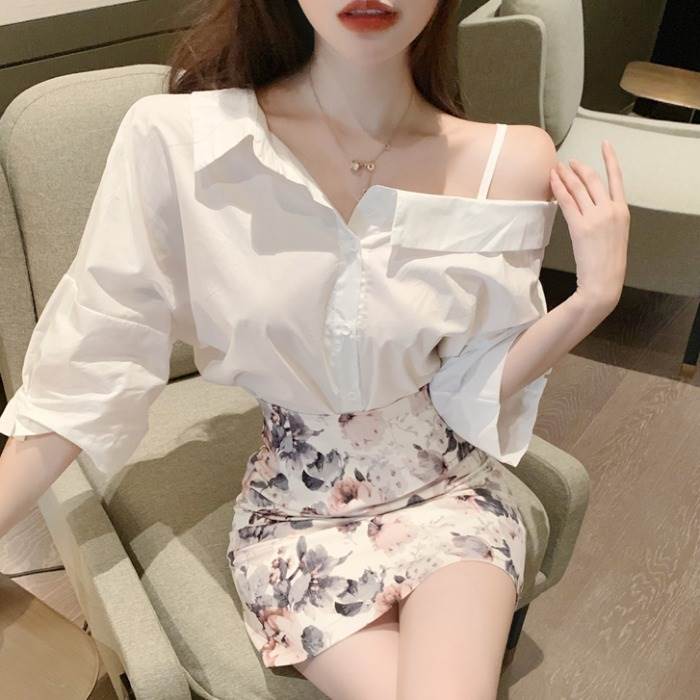 【P2倍&クーポン有】ワンショルダー 長袖 シャツ トップス レディース ブラウス カットソー 個性的 春 夏 裾イン ドロップショルダー フレア セミフレア 前開き 肩だし 透け感 シースルー ボタン ホワイト 秋カラー 春カラー 無地 サイズ豊富 S M L 薄手 オフィス 旅行