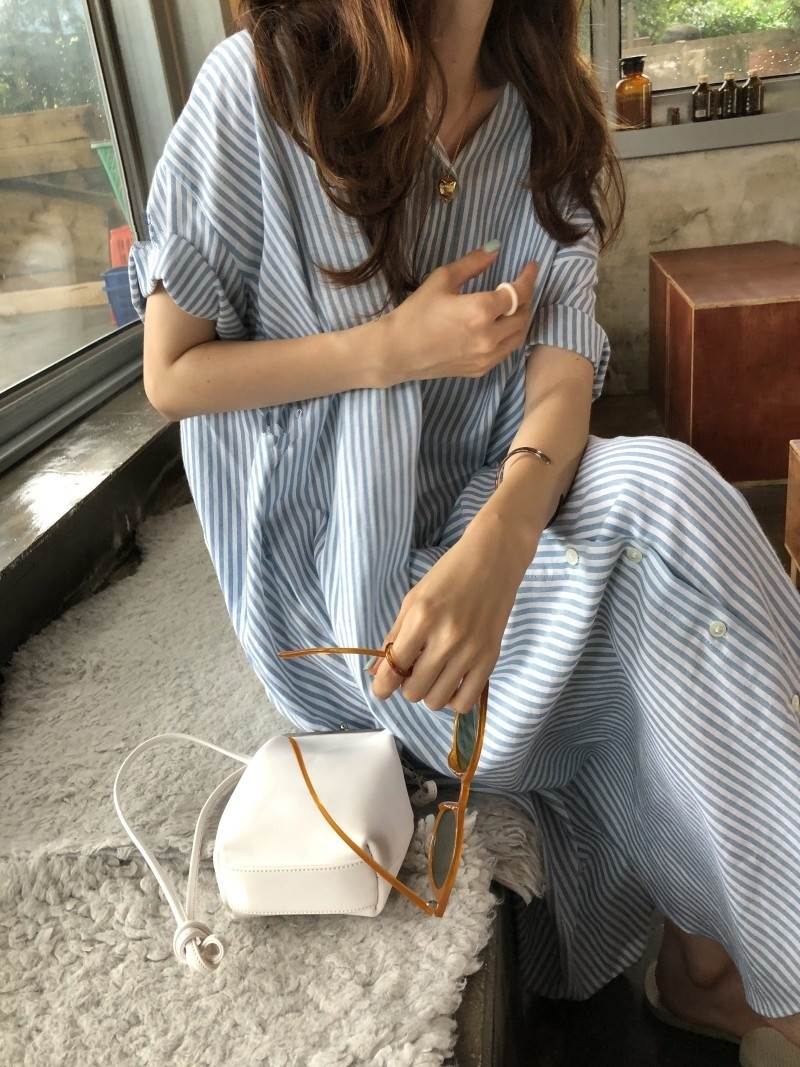 【P2倍&クーポン有】シャツワンピース ワンピース レディース シャツ 夏 ロング丈 お尻カバー ポッコリお腹カバー 半袖 二の腕カバードロップショルダー レギュラーカラー 前開き ホワイト 白 ブルー 青 ライトブルー 水色 ストライプ 大きめ ゆったり フリーサイズ