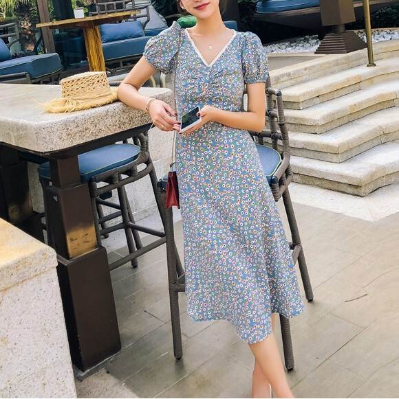 【P2倍&クーポン有】小花柄 Vネック ワンピドレス ワンピース レディース プルオーバー 送料無料 個性的 春 夏 ひざ下 お尻カバー 半袖 パフスリーブ デ...