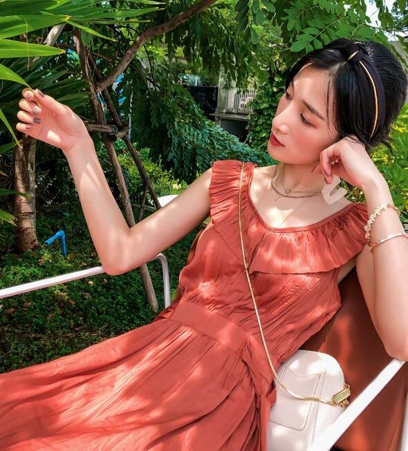 【P2倍&クーポン有】バックコンシャス フレア シャツワンピース ワンピース レディース プルオーバー ノースリーブ 送料無料 個性的 春 夏 ロング丈 お尻カバー 袖なし Vネック デコルテきれい 鎖骨きれい Aライン 背中空き ハイウエスト レイヤード