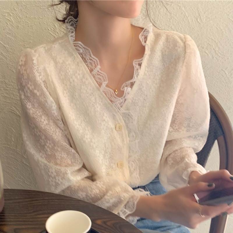 【P2倍&クーポン有】ブラウストップス 裾レース シャツ 春 秋 普通丈トップス 長袖 ぽわん袖 レース袖 Vネック 前開き 総レース 透け感 シースルー ベージュ 花柄 フラワー フリーサイズ 薄手 スニーカーコーデ 流行 トレンド 日常使い 高見え 韓国 メンズウケ モテのサムネイル