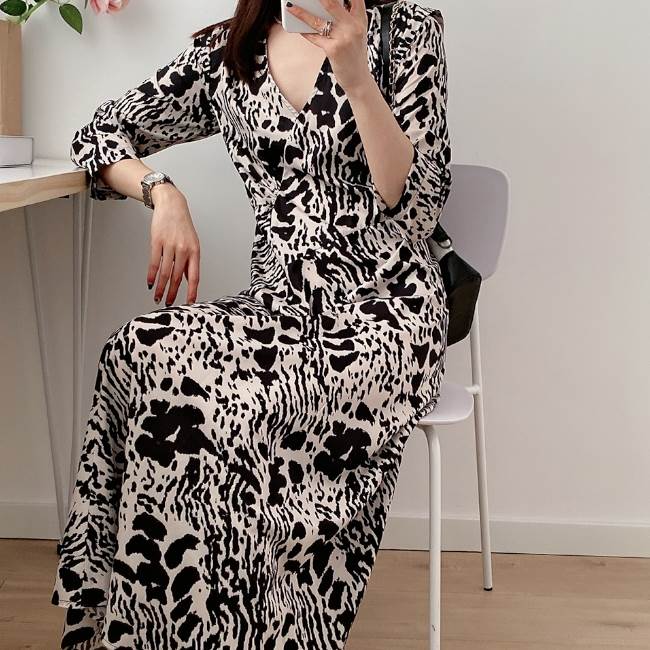 【P2倍&クーポン有】ゼブラ柄 ダルメシアン柄 ワンピース ワンピドレス フレアワンピース 春 夏 ロング丈 マキシ丈 七分袖 Vネック 襟なし デコルテきれい...