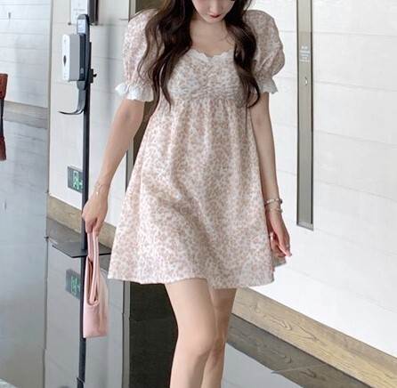 【P2倍&クーポン有】小花柄 パフスリーブ スクエアネック ワンピース レディース プルオーバー ギャザー フレアワンピース 個性的 春 夏 ミニ 裾短め 裾レ...