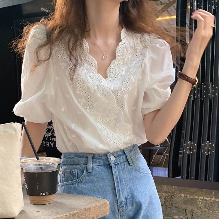 【P2倍&クーポン有】パフスリーブ バルーン袖 Vネック レディース トップス シャツ ブラウス 羽織 前開き 半袖 5分袖 ボリューム袖 襟なし ノーカラー バルーン 立体感 レース 刺繍 透け感 シースルー ボタン 薄手 かわいい 大人可愛い シンプル カジュのサムネイル