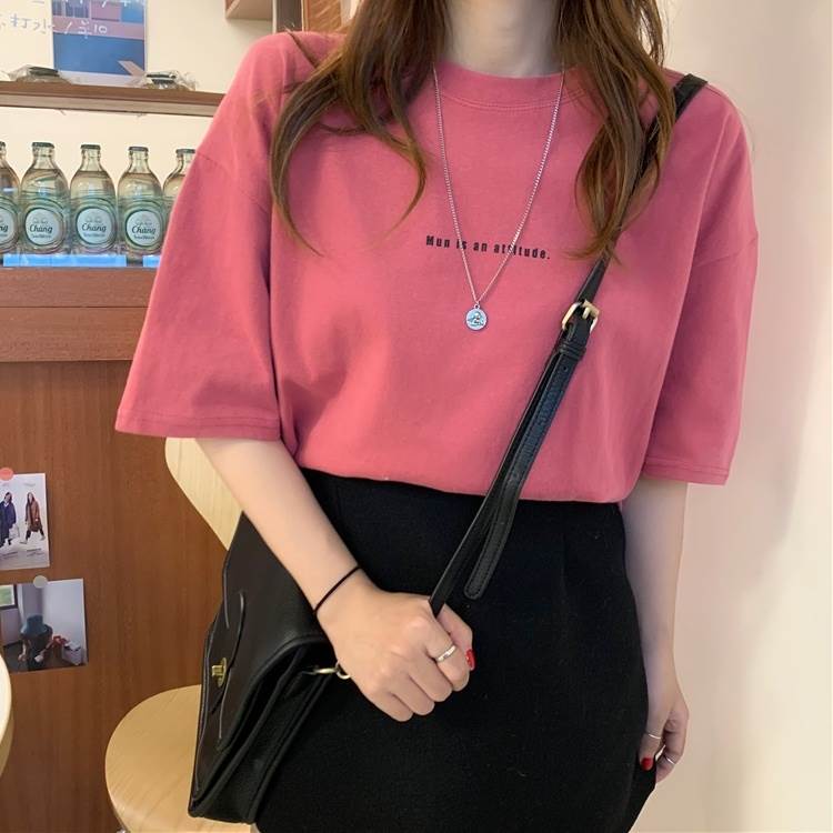 【P2倍&クーポン有】オーバーサイズ 英字ロゴトップス レディース Tシャツ プルオーバー 白シャツ 白トップス ロゴT 個性的 春 夏 ミディアム丈 お尻カバー 裾イン ポッコリお腹カバー 半袖 ドロップショルダー クルーネック 丸首 ストレート Iライン スのサムネイル