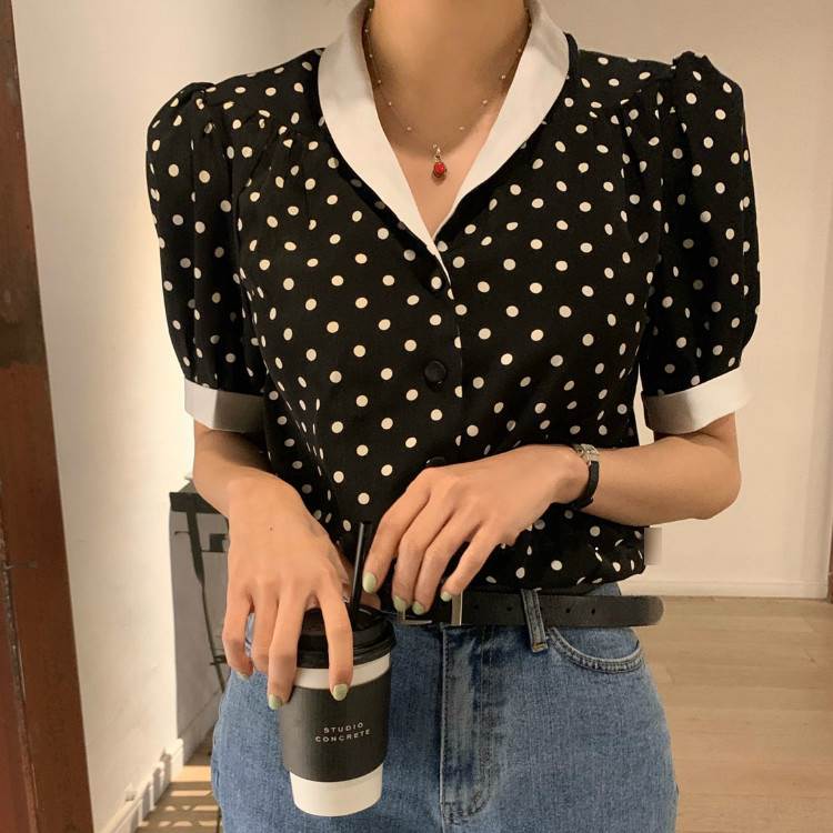 Rakuten - 【P2倍&クーポン有】水玉 バイカラー ドット柄 2XL トップス レディース シャツ ブラウス 柄シャツ 個性的 春 夏 ミディアム丈 裾イン 半袖 パフスリーブ Vネック 襟付き スリム 細身 スマート 前開き 落ち感 すっきり ボタン 立体的 ツヤ感 ブラック 黒 S M L