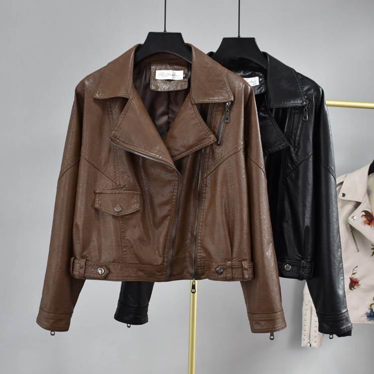 【P2倍&クーポン有】ファスナー ジップ Vネック 襟付き スリム アウター レディース 上着 ジャケット ライダースジャケット 革ジャン 個性的 春 秋 ミディアム丈 長袖 二の腕カバー 細身 スマート ポケット 羽織り 前開き ヴィンテージ 立体的 ハリ感 ツヤ感 無地