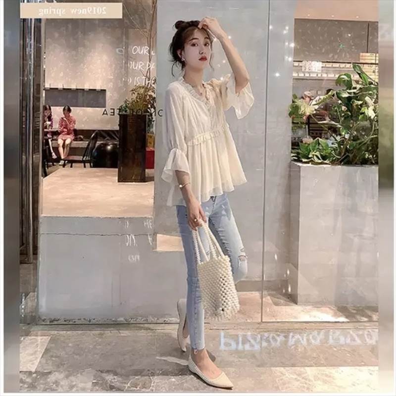 【本日20％クーポン有】Vネック パフスリーブ ブラウス トップス レディース チュニック 個性的 春 秋 裾ワイド 七分袖 ボリューム袖 フリルカラー 細身 Aライン シフォン フリル ウエスト 透け感 淡色 くすみカラー 無地 サイズ豊富 S M L XL LL ゆったり 薄手 オフィスのサムネイル