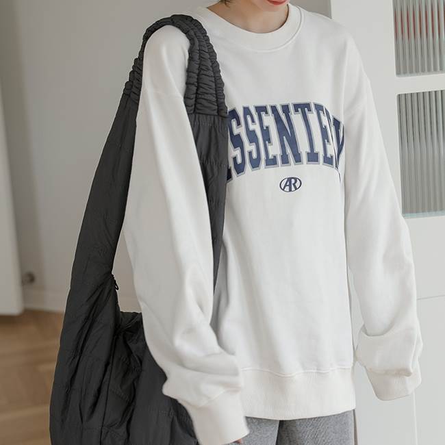 【P2倍&クーポン有】トレーナー BIGシルエット トップス プルオーバー スウェット 春 秋 冬 ミドル丈 裾長め 長袖 萌袖 クルーネック 丸首 ラウンドネック オーバーサイズ ダボダボ ブラック 黒 ホワイト 英字ロゴ S M L リブ 学校 大学 バイト 旅行 カラオケ 外遊び 3