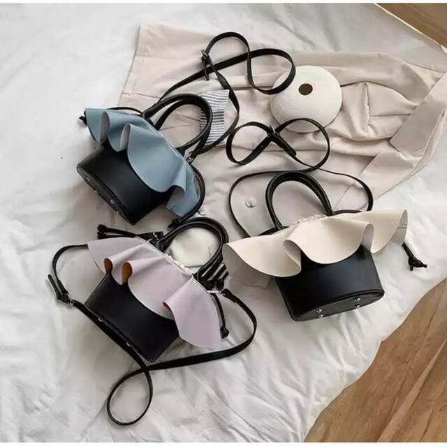 【P2倍&クーポン有】ポーチ 巾着 デイバッグ バッグ カバン レディース ショルダー ハンドバッグ 斜めがけ 肩がけ 手持ち ミニバッグ ミニ 極小 小さい 大容量 多収納 多機能 便利 スリム 自立 スクエア 四角 フリル かわいい 紫 ベージュ 水色 ブルー パープル