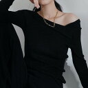【P2倍&クーポン有】オフショルダー アシンメトリー シャツ トップス レディース プルオーバー 個性的 春 夏 普通丈トップス 裾イン 長袖 萌袖 襟なし 鎖骨きれい タイト 細身 肩だし 伸縮性 ブラック 黒 無地 サイズ豊富 S M L 薄手 オフィス パーティー イベント