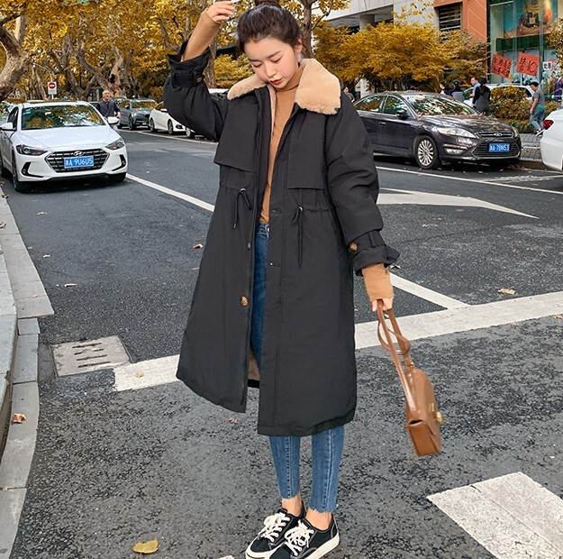 【P2倍&クーポン有】ロング丈 コート ボア アウター レディース 個性的 秋 冬 ひざ下 お尻カバー 長袖 襟付き Aライン BIGシルエット 切り替えデザイン 前開き もこもこ ふわふわ ポケット ボタン カラバリあり ブラック アプリコット レッド カーキグリーン ブラウン 2