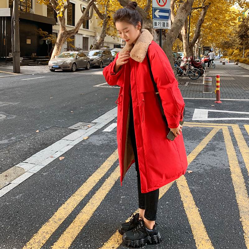 【P2倍&クーポン有】ロング丈 コート ボア アウター レディース 個性的 秋 冬 ひざ下 お尻カバー 長袖 襟付き Aライン BIGシルエット 切り替えデザイン 前開き もこもこ ふわふわ ポケット ボタン カラバリあり ブラック アプリコット レッド カーキグリーン ブラウン 3