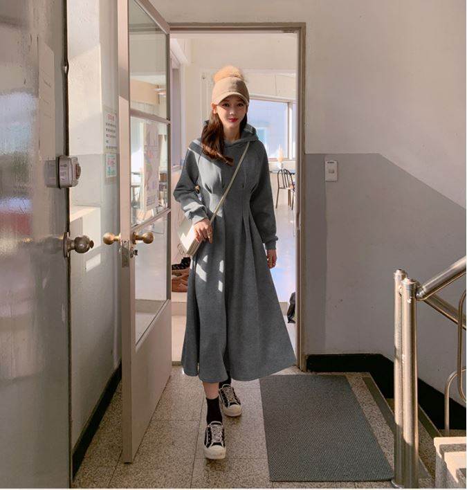 【P2倍&クーポン有】ミモレ丈 ハイウエスト ワンピース レディース お尻カバー 長袖 フレア 細身 Aライン フード カラバリあり ブラック 黒 グレー 灰色 キャメル 無地 サイズ豊富 S M L XL LL 厚手 学校 職場 バイト イベント 旅行 カラオケ 体型カバー 1枚で決まる