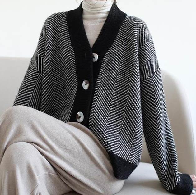 【P2倍&クーポン有】ゆったり Vネック カーディガン アウター レディース 個性的 秋 冬 ミドル丈 ショート丈 長袖 萌袖 襟なし ポケット 羽織り 前開き リボン ボタン カラバリあり ブラック 黒 アプリコット 柄あり サイズ豊富 M L XL LL 2XL 3L 厚手 学校 職場