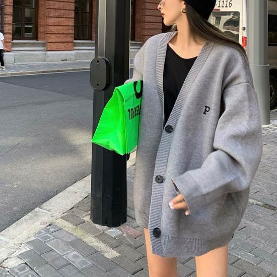 【P2倍&クーポン有】Vネック ニット カーディガン アウター レディース 個性的 秋 冬 お尻カバー 裾ワイド 長袖 萌袖 ボリューム袖 襟なし BIGシルエット 羽織り 前開き 刺繍 ボタン カラバリあり ブラック グレー 灰色 キャメル 無地 ゆったり フリーサイズ 厚手