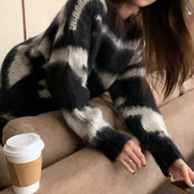 【P2倍&クーポン有】ゼブラ柄 厚手 ニット トップス レディース セーター 個性的 秋 冬 ミドル丈 裾ワ..