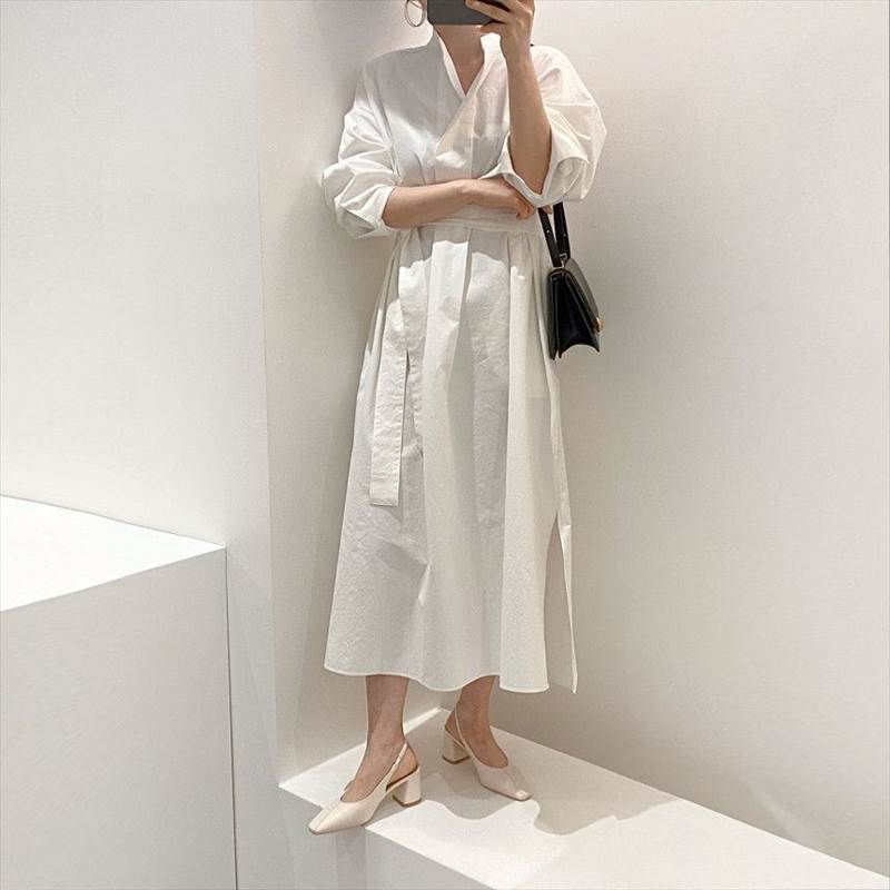【全品ポイント2倍中!】ロング丈 シャツワンピース ワンピース レディース 個性的 春 ミモレ丈 お尻カバー 長袖 ボリューム袖 襟なし スタンドカラー セミフレア Aライン サイドスリット ハイウエスト リボン ベルト ウエスト ホワイト 白 無地 ゆったり フリーサイズ