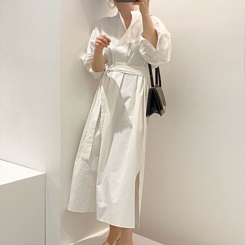 【全品ポイント2倍中!】ロング丈 シャツワンピース ワンピース レディース 個性的 春 ミモレ丈 お尻カバー 長袖 ボリューム袖 襟なし スタンドカラー セミフレア Aライン サイドスリット ハイウエスト リボン ベルト ウエスト ホワイト 白 無地 ゆったり フリーサイズ