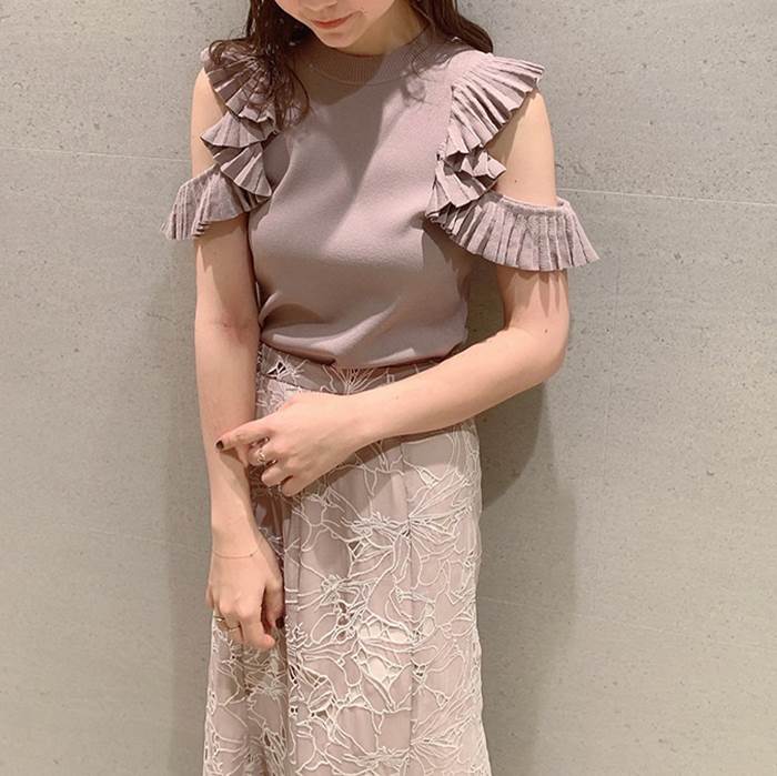 【P2倍&クーポン有】フリル クルーネック トップス レディース ブラウス プルオーバー 個性的 春 夏 ミディアム丈 裾イン 半袖 フリル袖 腕出し 丸首 スリム 細身 スマート 落ち感 すっきり 肩だし 肌みせ 立体的 ハリ感 ピンク 春カラー 無地 フリーサイズ 薄手 大学のサムネイル