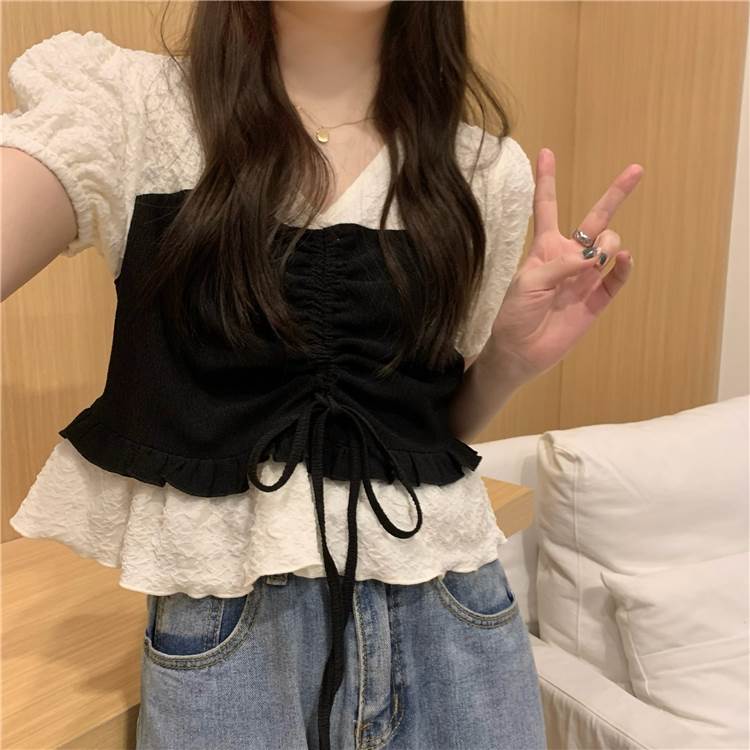 Other - 【P2倍&クーポン有】ブラウス ドッキング トップス レディース 個性的 夏 ショート丈 半袖 ぽわん袖 Vネック 襟なし セミフレア 切り替えデザイン タック入り フリル リボン ウエスト ブラック 黒 ホワイト 白 バイカラー 無地 ゆったり フリーサイズ 薄手 シボ加工