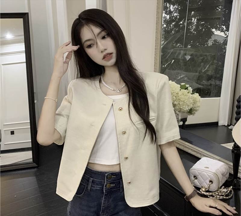 【P2倍&クーポン有】ノーカラー クルーネック ボタン アウター レディース 上着 個性的 春 ミディアム丈 お尻カバー 半袖 二の腕カバー 丸首 ストレート Iライン スマート 羽織り 前開き レイヤード すっきり ポケット 立体的 ハリ感 カラバリあり ホワイト 白 ピンク