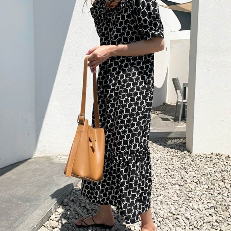 【P2倍&クーポン有】フレア クルーネック 総柄 ワンピース レディース プルオーバー ティアード 個性的 春 夏 ロング丈 お尻カバー ポッコリお腹カバー 半袖 二の腕カバー 丸首 落ち感 すっきり 立体的 ハリ感 ブラック 黒 柄あり S M L XL LL ゆったり 薄手 体