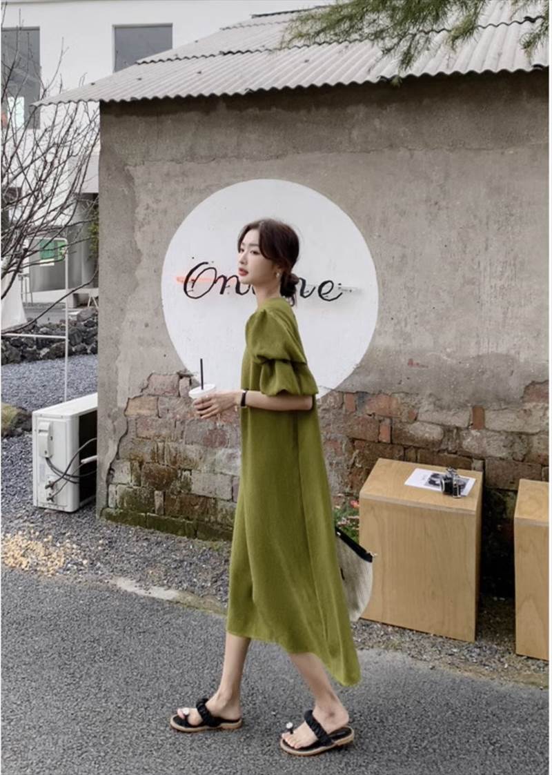 【P2倍&クーポン有】クルーネック シャツワンピース ワンピース レディース 個性的 春 夏 ミモレ丈 ロング丈 お尻カバー 五分袖 二の腕カバー パフスリーブ 丸首 襟なし セミフレア バックスリット カーキグリーン 無地 サイズ豊富 S M L XL LL ゆったり 薄手 イベント