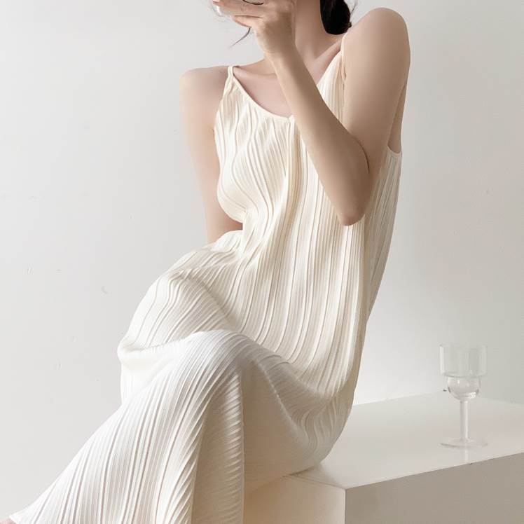 【P2倍&クーポン有】Vネック キャミワンピ ワンピース レディース ノースリーブ 個性的 春 夏 ロング丈 お尻カバー 袖なし 腕出し 襟なし 鎖骨きれい ハ...