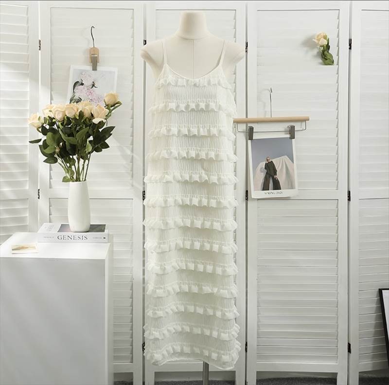 【P2倍&クーポン有】キャミワンピ ワンピース レディース ミモレ丈 春 夏 秋 冬 ラウンドネック デコルテきれい フレア フリル ブラック ホワイト ゆったり フリーサイズ オフィス イベント レストラン 体型カバー 1枚で決まる 重ね着しやすい トレンド 送料無料 定番