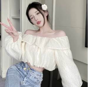 【P2倍&クーポン有】短丈トップス オフショルダー トップス カットソー 白トップス 春 ショート丈 長袖 バルーン袖 ふわ袖 ボリューム袖 大きな襟 フリルカラー デコルテきれい 肩だし 肌みせ ふっくら ホワイト 白 無地 フリーサイズ しわ感 イベント リゾート 外遊び