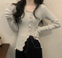 【P2倍&クーポン有】ニット Vネック トップス レディース セーター 個性的 春 秋 冬 普通丈トップス 長袖 萌袖 デコルテきれい タイト 細身 アシンメトリー サイドスリット フリル 伸縮性 ブラック 黒 アプリコット 無地 S M L リブ イベント 流行 トレンド 送料無料