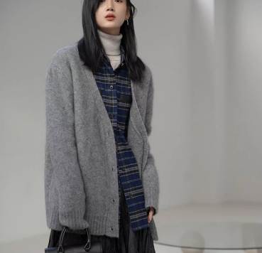 【P2倍&クーポン有】ニット カーディガン トップス アウター レディース 上着 もこもこアウター 秋 冬 裾長め お尻カバー 長袖 萌袖 ドロップショルダー Vネック 襟なし ノーカラー ストレート Iライン 前開き 落ち感 もこもこ ビジュー 伸縮性 ボタン グレー 灰色