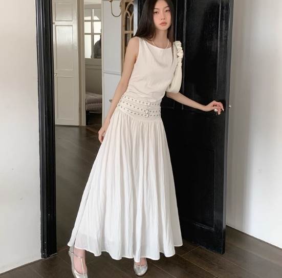 【全品P3倍　5月末まで】ノースリーブ フレアワンピース ワンピース レディース ギャザー 個性的 夏 ロング丈 アンクル丈 マキシ丈 ロング丈 袖なし 腕出し ボートネック 襟なし ノーカラー デコルテきれい 鎖骨きれい ベルト ウエスト ブラック 黒 ホワイト 白 無地のサムネイル