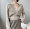 【P2倍&クーポン有】Vネック カシュクール トップス レディース ニット セーター プルオーバー 個性的 春 秋 ショート丈 長袖 萌袖 襟なし 鎖骨きれい 細身 伸縮性 カラバリあり ブラック グレー ホワイト ベージュ レッド パープル 無地 フリーサイズ 薄手 学校 旅行