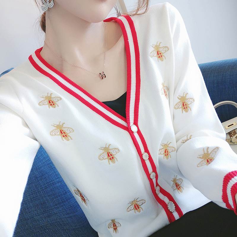 樂天商城 - 【P2倍&クーポン有】蜂 刺繍 ニットトップス レディース 個性的 春 秋 冬 長袖 Vネック 羽織り 前開き ボタン ブラック 黒 ホワイト 白 柄あり S M L XL LL 学校 大学 イベント 旅行 ライブ カラオケ 1枚で決まる 重ね着しやすい スニーカーコーデ