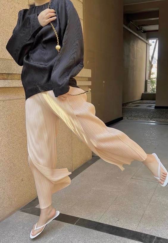 【P2倍&クーポン有】ボトムス パンツ 台形 リラックスパンツ ガウチョ 個性的 春 夏 ロング丈 アンクル丈 フルレングス フレア セミフレア ワイドレッグ Aライン サイドスリット プリーツ ブラック 黒 グレー アプリコット くすみカラー アースカラー 黄緑色 無