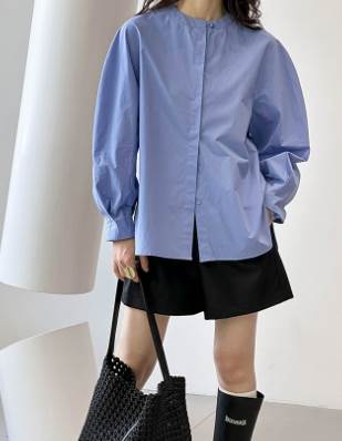 【P2倍&クーポン有】トップス シャツ ブラウス 白シャツ オールシーズン 長袖 ふわ袖 ぽわん袖 クルーネック 丸首 ラウンドネック 襟なし ノーカラー スリム セミタイト 細身 ストレート ホワイト 白 ブルー 無地 M L オフィス 学校 大学 職場 仕事 体型カバー 流行