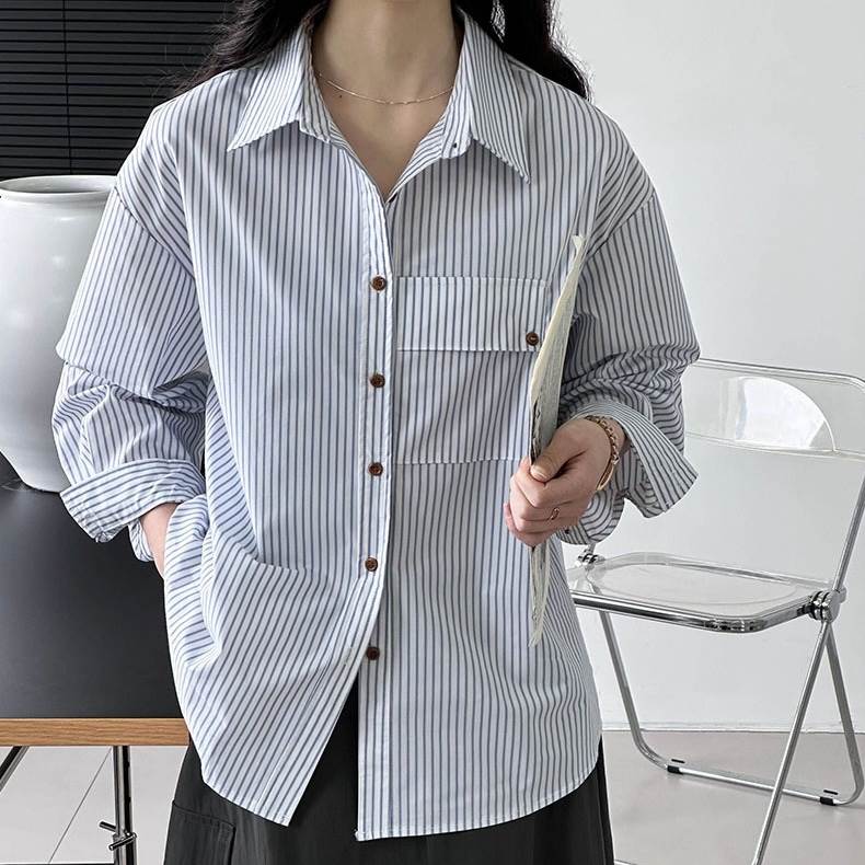 Rakuten - 【P2倍&クーポン有】トップス レディース シャツ ブラウス 柄シャツ 個性的 春 秋 裾長め 長袖 襟付き 前開き ポケット ボタン ネイビー ブルー ストライプ フリーサイズ 薄手 オフィス 大学 仕事 高見え 格上げ 着回し デイリー シンプル ナチュラル カジュア