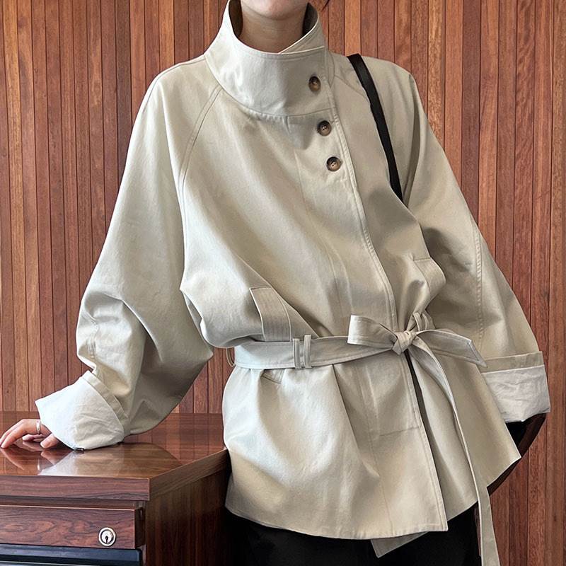 【P2倍&クーポン有】アウター レディース 上着 コート ジャケット ミディアム 春 秋 冬 ミドル丈 お尻カバー 長袖 ロールアップ 襟付き スタンドカラー ポケット 前開き ベルト ウエスト ボタン ブラック 黒 ベージュ 無地 M L オフィス 大学 職場 式典 デイリー(4)