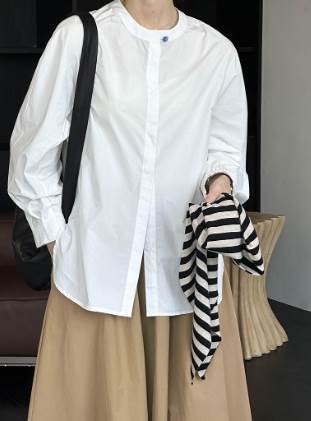 【P2倍&クーポン有】トップス シャツ ブラウス 白シャツ 白トップス 秋 ミドル丈 普通丈トップス ポッコリお腹カバー 長袖 二の腕カバー ふわ袖 ボリューム袖 襟なし ノーカラー サイドスリット 前開き ボタン ハリ感 カラバリあり ホワイト ブルー 青 無地 M L