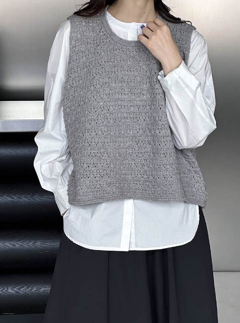 【P3倍&クーポン有】トップス レディース ニット ベスト ノースリーブ 秋 ミドル丈 裾短め ポッコリお腹カバー 袖なし ラウンドネック 襟なし オーバーサイズ もこもこ ふっくら 伸縮性 重ね着 カラバリあり ライトグレー ベージュ 秋カラー モカ ゆったり フのサムネイル