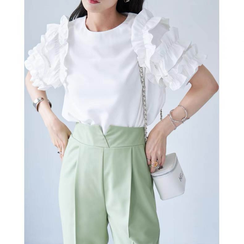 【P2倍&クーポン有】トップス レディース Tシャツ シャツ 白シャツ 白トップス 春 夏 普通丈トップス 半袖 二の腕カバー フリル袖 パフスリーブ ラウンドネック ストレート フリル ボタン 袖コンシャス カラバリあり ブラック 黒 ホワイト 白 無地 フリーサ