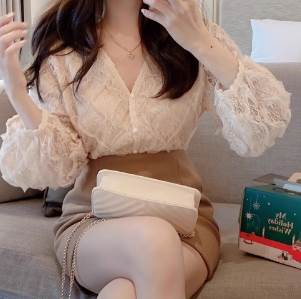 3-Quarter Sleeves - 【P2倍&クーポン有】トップス シャツ ブラウス シアーシャツ 春 夏 秋 普通丈トップス 七分袖 長袖 フリル袖 ふわ袖 フレアスリーブ ボリューム袖 くしゅくしゅ袖 Vネック 襟なし スリム セミタイト 細身 ストレート Iライン 前開き 落ち感 レース 刺繍 ボリュ